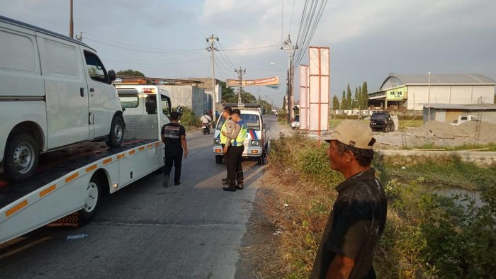 Polisi membawa mobil grandmax yang menabrak sepeda motor di Kartasura, Sukoharjo, Senin (7/8/2023).