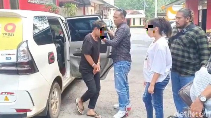 Polisi menangkap wanita yang diduga LGBT di Pariaman.