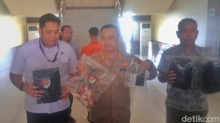 Polisi menunjukkan barang bukti celurit yang digunakan membunuh remaja