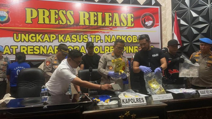 Polisi merilis kasus penyalahgunaan sabu 5 kg dengan modus diselundupkan dalam televisi.