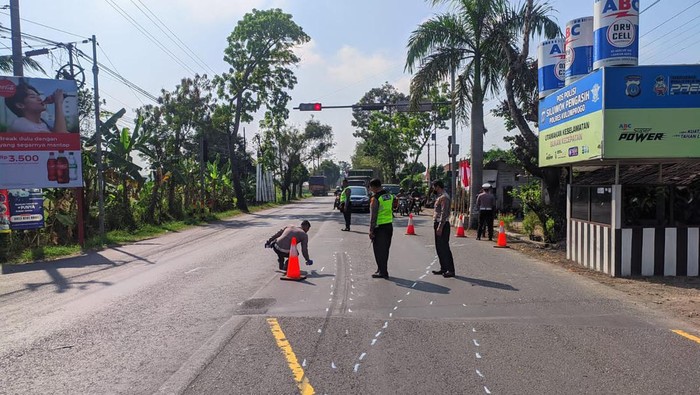 Polisi olah TKP truk tabrak pemotor di Simpang Tiga Siluwok, Kulon Progo, DIY, Selasa (8/8/2023).