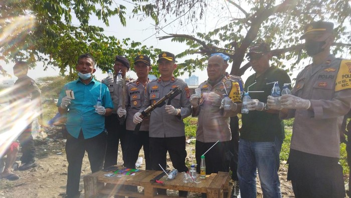 Polisi tunjukkan barang yang diamankan dari Kampung Boncos (Kurniawan-detikcom)