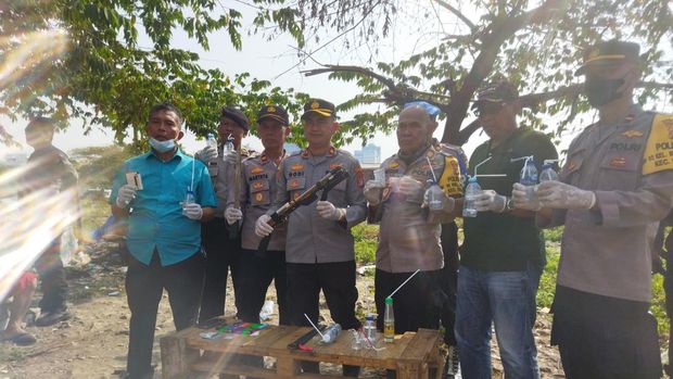 Polisi tunjukkan barang yang diamankan dari Kampung Boncos (Kurniawan-detikcom)