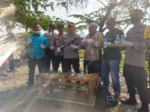 Polisi Gerebek Kampung Boncos Jakbar, Amankan Sabu hingga Pistol Rakitan