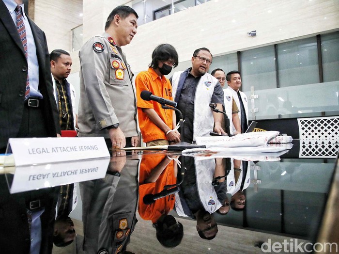 Polri mengungkapkan kasus peretasan kartu kredit untuk pembayaran secara elektronik di Jepang. Dua tersangka yang ditangkap merupakan WNI berinisial SB dan DK. Hal itu disampaikan Dirtidipsiber Brigjen Pol Adi Vivid Agustiadi Bachtiar, Kasubbid II Siber Kombes Pol Rizki Agung Prakoso, Kepala Biro Penerangan Masyarakat Divisi Humas Polri Brigjen Ahmad Ramadhan, dan Atase kepolisian Jepang Takayuki Miyagawa dalam rilis di Bareskrim Mabes Polri, Jakarta Selatan, Rabu (8/8/2023).