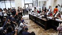 Dirtipidsiber Bareskrim Polri Brigjen Adi Vivid Agustiadi Bachtiar mengatakan SB berperan sebagai pengawas perangkat di Jepang. Lalu DK sebagai otak dari peretasan yang mengontrol SB dari Indonesia.