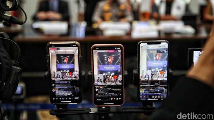 Polri mengungkapkan kasus peretasan kartu kredit untuk pembayaran secara elektronik di Jepang. Dua tersangka yang ditangkap merupakan WNI berinisial SB dan DK. Hal itu disampaikan Dirtidipsiber Brigjen Pol Adi Vivid Agustiadi Bachtiar, Kasubbid II Siber Kombes Pol Rizki Agung Prakoso, Kepala Biro Penerangan Masyarakat Divisi Humas Polri Brigjen Ahmad Ramadhan, dan Atase kepolisian Jepang Takayuki Miyagawa dalam rilis di Bareskrim Mabes Polri, Jakarta Selatan, Rabu (8/8/2023).