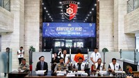 Dirtidipsiber Brigjen Pol Adi Vivid Agustiadi Bachtiar, Kasubbid II Siber Kombes Pol Rizki Agung Prakoso, Kepala Biro Penerangan Masyarakat Divisi Humas Polri Brigjen Ahmad Ramadhan, dan Atase kepolisian Jepang Takayuki Miyagawa menggelar rilis di Bareskrim Mabes Polri, Jakarta Selatan, Rabu (8/8/2023).  