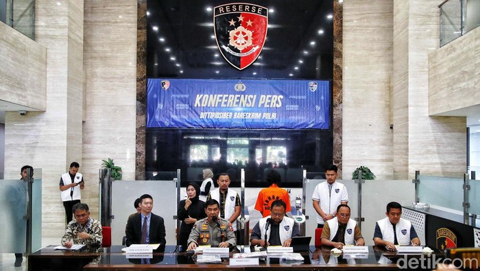 Polri Bekuk Dua WNI Peretas Kartu Kredit di Jepang Polri mengungkapkan kasus peretasan kartu kredit untuk pembayaran secara elektronik di Jepang. Dua tersangka yang ditangkap merupakan WNI berinisial SB dan DK. Hal itu disampaikan Dirtidipsiber Brigjen Pol Adi Vivid Agustiadi Bachtiar, Kasubbid II Siber Kombes Pol Rizki Agung Prakoso, Kepala Biro Penerangan Masyarakat Divisi Humas Polri Brigjen Ahmad Ramadhan, dan Atase kepolisian Jepang Takayuki Miyagawa dalam rilis di Bareskrim Mabes Polri, Jakarta Selatan, Rabu (8/8/2023).
