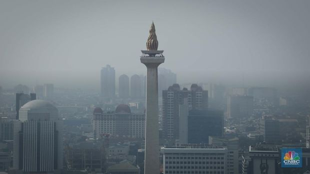 Suasana gedung bertingkat tertutup kabut polusi udara di Jakarta, Selasa (8/8/2023). Pemprov DKI Jakarta mengimbau warga menggunakan masker untuk mengantisipasi polusi udara di Ibu Kota akibat polusi udara Jakarta dinilai sangat buruk.  (CNBC Indonesia/Faisal Rahman)