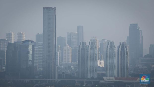 Suasana gedung bertingkat tertutup kabut polusi udara di Jakarta, Selasa (8/8/2023). Pemprov DKI Jakarta mengimbau warga menggunakan masker untuk mengantisipasi polusi udara di Ibu Kota akibat polusi udara Jakarta dinilai sangat buruk.  (CNBC Indonesia/Faisal Rahman)