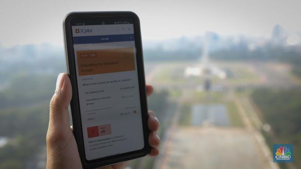 Suasana gedung bertingkat tertutup kabut polusi udara di Jakarta, Selasa (8/8/2023). Pemprov DKI Jakarta mengimbau warga menggunakan masker untuk mengantisipasi polusi udara di Ibu Kota akibat polusi udara Jakarta dinilai sangat buruk. (CNBC Indonesia/Faisal Rahman)