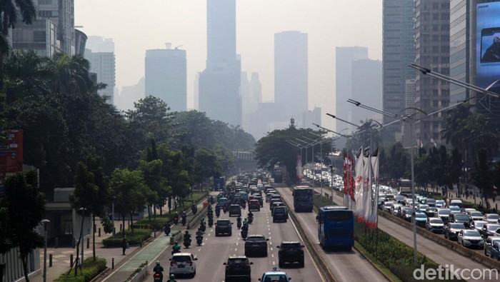 Polusi udara DKI Jakarta dalam beberapa waktu terakhir memang begitu parah. Warga pun kembali memakai masker saat beraktivitas di luar ruangan.