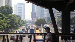 Polusi Udara Makin Parah, Warga Kembali Pakai Masker