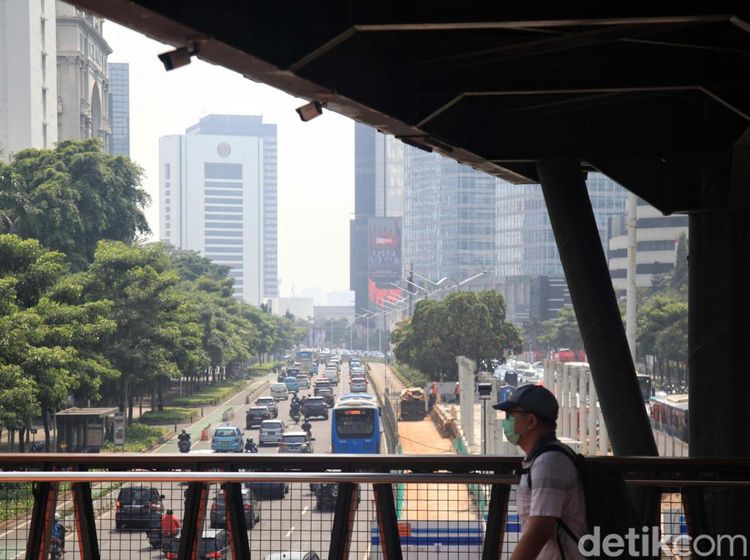 Polusi Udara Makin Parah, Warga Kembali Pakai Masker