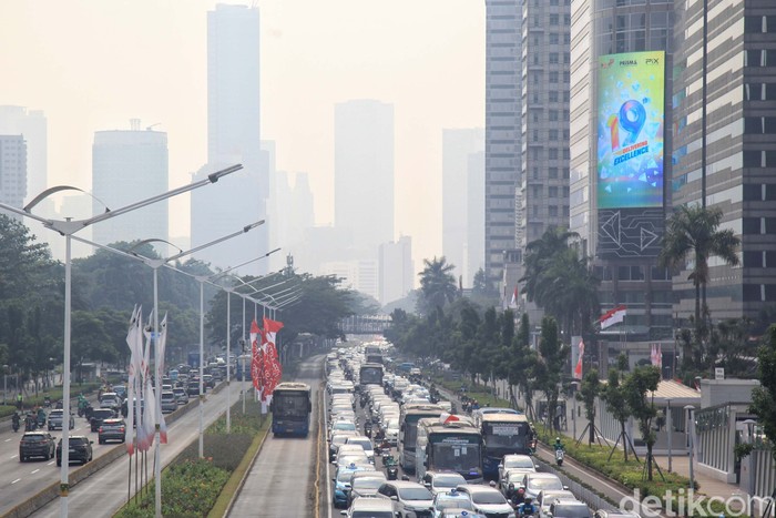 Polusi udara DKI Jakarta dalam beberapa waktu terakhir memang begitu parah. Warga pun kembali memakai masker saat beraktivitas di luar ruangan.