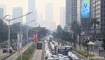 Polusi Udara Makin Parah, Warga Kembali Pakai Masker