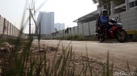 Pantauan detikcom, tembok beton setinggi 3-4 meter ini memang mengelilingi kawasan di dalamnya.  