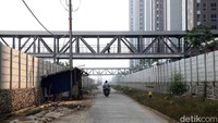 Saat menyusuri jalan, terdapat 2 jembatan akses dari PIK 2 ke bagian sebrang. Bagian itu, diperkirakan sebagai tempat parkir untuk penghuni Apartemen Tokyo Riverside.  