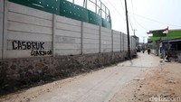 Pantauan detikcom, Senin (7/8/2023) pukul 09.22 WIB, tembok pembatas sudah terlihat di Jalan Kp. Rw. Lumpang, Salembaran Jati, Kosambi, Tangerang, Banten. Jalanan di desa itu cukup kecil, hanya cukup untuk satu mobil dan motor.  