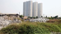 Tembok pembatas itu berada di sebelah kanan jalan. Di bagian atasnya ada tanaman rambat. detikcom terus menelusuri jalan tersebut hingga akhirnya menembus ke Jalan Pipa. Ketika memasuki jalan itu, tampak puing-puing bangunan, tumpukan sampah, dan semak belukar. Di ujungnya, tampak sebuah apartemen mewah.  