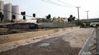 Sebagian Jalan Pipa sangat rusak. Aspalnya tidak rata, sehingga menyebabkan jalanan bergelombang. Di Jalan Pipa, terdapat beberapa jalan layang yang menuju ke PIK 2. Jalanan ini sangat sepi, hanya ada beberapa motor yang berlalu lalang.  