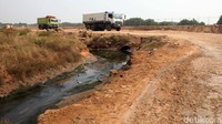 Kawasan Desa Muara tampak gersang karena tidak ada pohon dan berdebu karena masih berupa tanah dan sering dilalui oleh truk-truk besar.  
