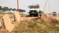 Ketika truk itu lewat, maka akan terasa getaran. Adapun truk itu membawa bahan material untuk pembangunan kawasan PIK.  