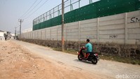 Penampakan jalan di Pantai Indah Kapuk (PIK) 2, Kabupaten Tangerang, Banten, yang diberi tembok pembatas, Senin (7/8/2023).  