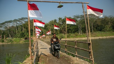 Potret Jembatan Sesek Bambu di Bantul Berhias Bendera Merah Putih