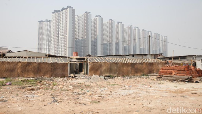 Penampakan Desa Muara berlatar belakang Apartemen Tokyo Riverside di Jalan Pantai Indah Kapuk (PIK) 2, Kabupaten Tangerang, Banten, Senin (7/8/2023).
