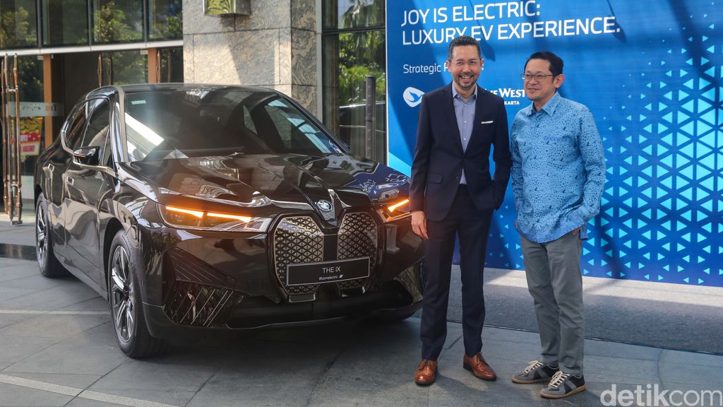 BMW Indonesia dan Bluebird Group memulai kerjasama strategis menghadirkan pengalaman premium dengan BMW iX, kendaraan full listrik premium paling diminati di Indonesia saat ini – kini tersedia untuk mengantarkan para pelanggan yang menginap di hotel-hotel mewah di Jakarta. Pada kerjasama perdana ini, BMW Indonesia dan Bluebird Group berkolaborasi bersama The Westin Jakarta, Selasa (8/8/2023).
