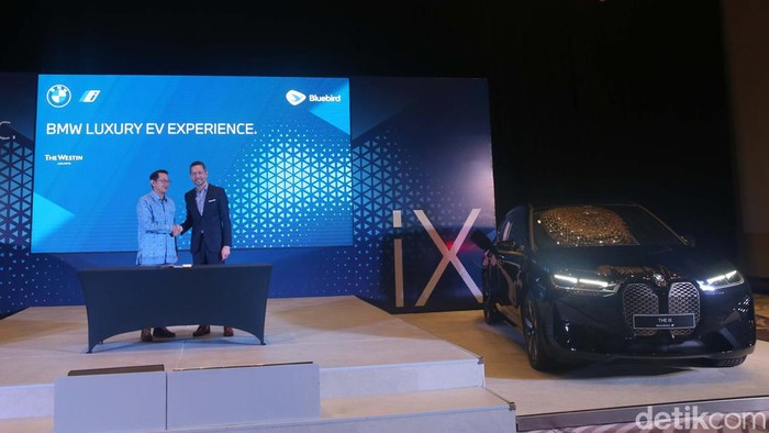 BMW Indonesia dan Bluebird Group memulai kerjasama strategis menghadirkan pengalaman premium dengan BMW iX, kendaraan full listrik premium paling diminati di Indonesia saat ini – kini tersedia untuk mengantarkan para pelanggan yang menginap di hotel-hotel mewah di Jakarta. Pada kerjasama perdana ini, BMW Indonesia dan Bluebird Group berkolaborasi bersama The Westin Jakarta, Selasa (8/8/2023).