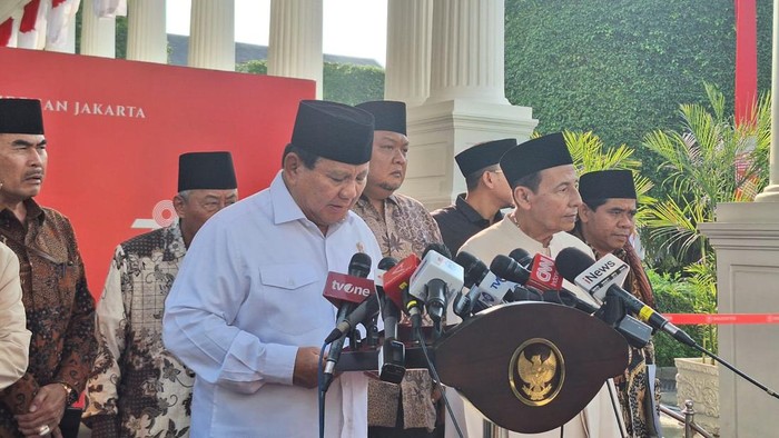 Presiden Joko Widodo (Jokowi) bertemu dengan Menteri Pertahanan (Menhan) Prabowo Subianto dan anggota Wantimpres Habib Luthfi bin Yahya. Pertemuan itu membahas Muktamar Sufi Internasional yang akan digelar pada 29-31 Agustus 2023 di Pekalongan, Jawa Tengah.