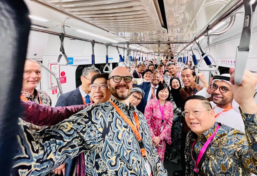 Presiden Joko Widodo bersama Duta Besar Negara ASEAN dan Mitra ASEAN dalam perjalanan menggunakan MRT dari Stasiun Bundaran HI menuju Stasiun ASEAN untuk menghadiri HUT ke-56 ASEAN yang diselenggarakan di Gedung Sekretariat ASEAN Jakarta pada Selasa pagi, 8 Agustus 2023. (Dok. Laily Rachev - Biro Pers Sekretariat Presiden)