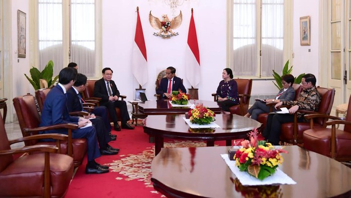 Presiden Jokowi menerima kunjungan kehormatan Ketua Parlemen Vietnam, Vuong Dinh Hue di Istana Merdeka.