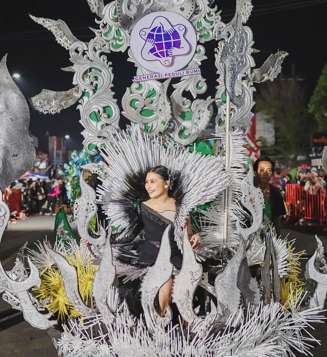 Penampilan bintang sinetron ‘Ganteng-ganteng Serigala’ ini tampak megah berbalut gaun nuansa monokrom hitam-putih. Foto: Instagram/@prillylatuconsina