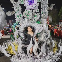 Penampilan bintang sinetron ‘Ganteng-ganteng Serigala’ ini tampak megah berbalut gaun nuansa monokrom hitam-putih. Foto: Instagram/@prillylatuconsina