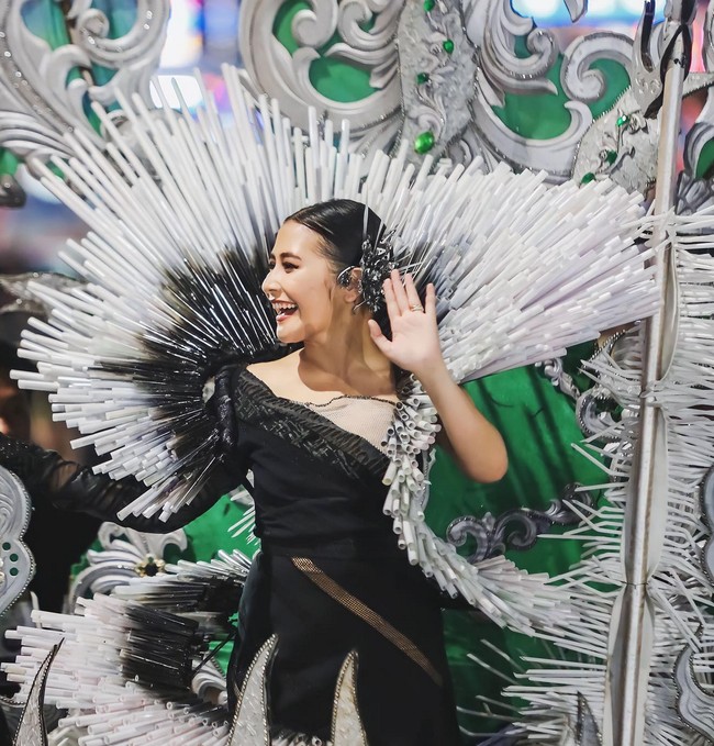 Prilly mengenakan kostum dengan aksen spiral yang terbuat dari ratusan sedotan bekas. Meskipun menggunakan material sederhana, gaun yang dipakainya tetap terlihat ekstravaganza. Foto: Instagram/@prillylatuconsina