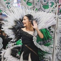 Prilly mengenakan kostum dengan aksen spiral yang terbuat dari ratusan sedotan bekas. Meskipun menggunakan material sederhana, gaun yang dipakainya tetap terlihat ekstravaganza. Foto: Instagram/@prillylatuconsina