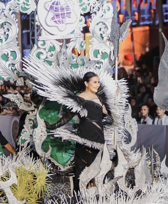 Wanita 26 tahun ini berkolaborasi dengan Generasi Peduli Bumi untuk menyadarkan masyarakat akan pentingnya menjaga kelestarian lingkungan dengan tidak buang sampah sembarangan. Jember Fashion Carnaval pun menjadi jembatan untuk semakin menyuarakan misi mereka dengan lantang. Foto: Instagram/@prillylatuconsina