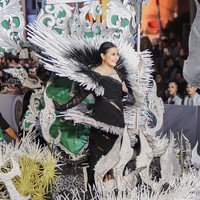 Wanita 26 tahun ini berkolaborasi dengan Generasi Peduli Bumi untuk menyadarkan masyarakat akan pentingnya menjaga kelestarian lingkungan dengan tidak buang sampah sembarangan. Jember Fashion Carnaval pun menjadi jembatan untuk semakin menyuarakan misi mereka dengan lantang. Foto: Instagram/@prillylatuconsina