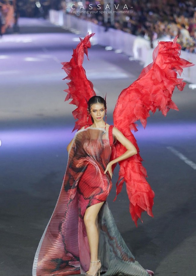 Bak model profesional, Yuki Kato pose di depan audiens dengan berkacak pinggang. Foto: Instagram/@cassava.photography