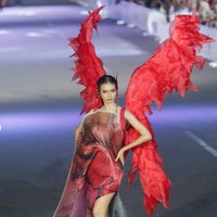 Bak model profesional, Yuki Kato pose di depan audiens dengan berkacak pinggang. Foto: Instagram/@cassava.photography