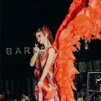 Yuki Kato juga memakai aksesori sayap merah yang membentang di bagian belakang. Foto: Instagram @prillylatuconsina @cassava.photography/@di3di3