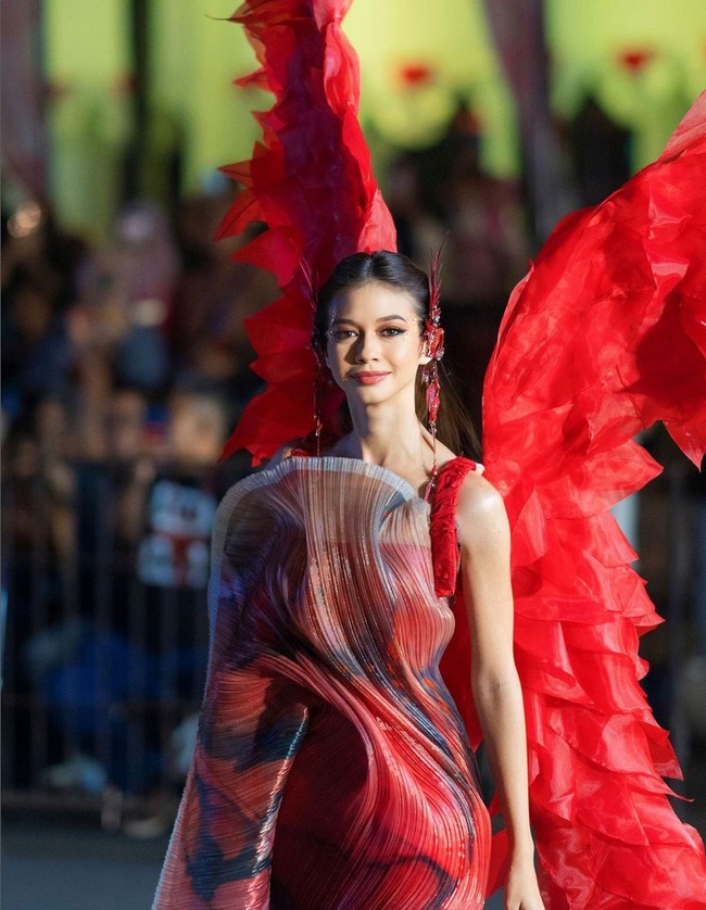 Sesekali dia juga melempar senyum ke arah kamera. Foto: Instagram/@nasionp
