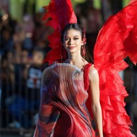 Sesekali dia juga melempar senyum ke arah kamera. Foto: Instagram/@nasionp