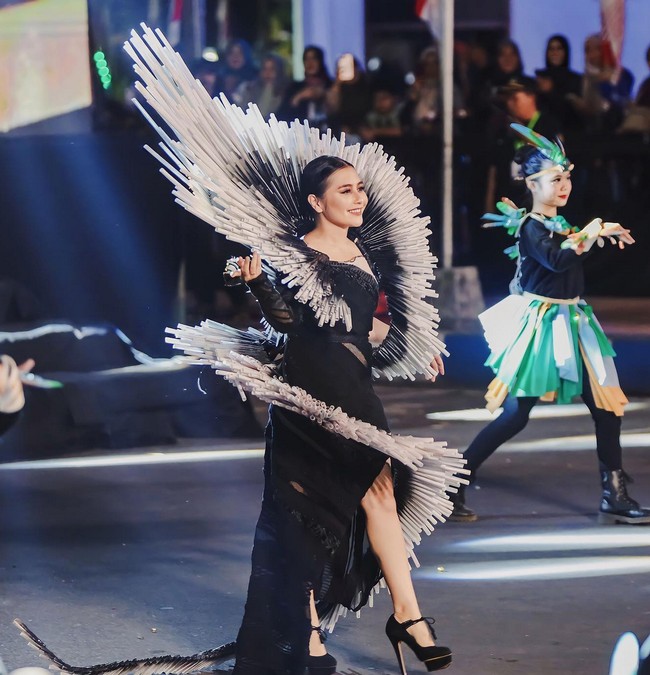 Prilly Latuconsina eksis di Jember Fashion Carnaval 2023 yang dihelat pada 4-6 Agustus di Central Park Jember, Jata Timur. Aktris sekaligus pengusaha itu tampak menaiki kereta kencana. Foto: Instagram/@prillylatuconsina