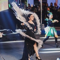 Prilly Latuconsina eksis di Jember Fashion Carnaval 2023 yang dihelat pada 4-6 Agustus di Central Park Jember, Jata Timur. Aktris sekaligus pengusaha itu tampak menaiki kereta kencana. Foto: Instagram/@prillylatuconsina