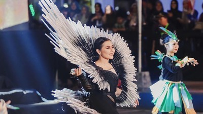 8 Foto Adu Gaya Prilly Latuconsina dan Yuki Kato Pakai Gaun Dramatis di JFC